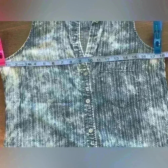 Cloth & Stone Sleeveless Chambray
Button Down Size Small Like New - Picture 13 of 13